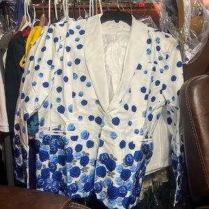 It’s more of a 2X says 3X but runs small silk lining inside of jacket beautiful